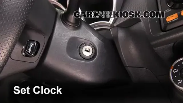 2012 Scion tC 2.5L 4 Cyl. Horloge Régler l'horloge